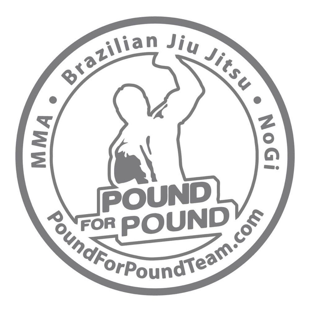 Das Bild zeigt in Grau auf Weiß das Logo des Pound for Pound Team, einen Kämpfer in Jubelpose von Hinten. Umlaufend die Schriftzüge: "MMA Brazilian Jiu Jitsu NoGi PoundForPoundTeam.com".
