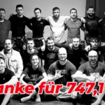 Das Foto zeigt die Aufschrift "Danke für 747,1€" vor dem Gruppenfoto der Benefiz-Open Mat in Schwarz-Weiß.